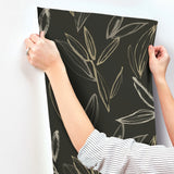 4197-27860 Kenia Black Leaf Toss Wallpaper
