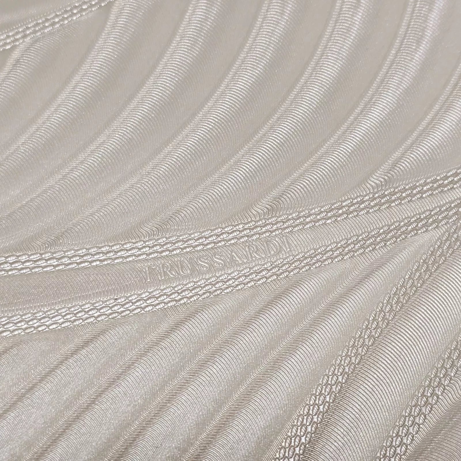 【レビューで送料無料】 Z18904 Champagne shimmer beige faux fabric wave lines お出かけ・お散歩用品