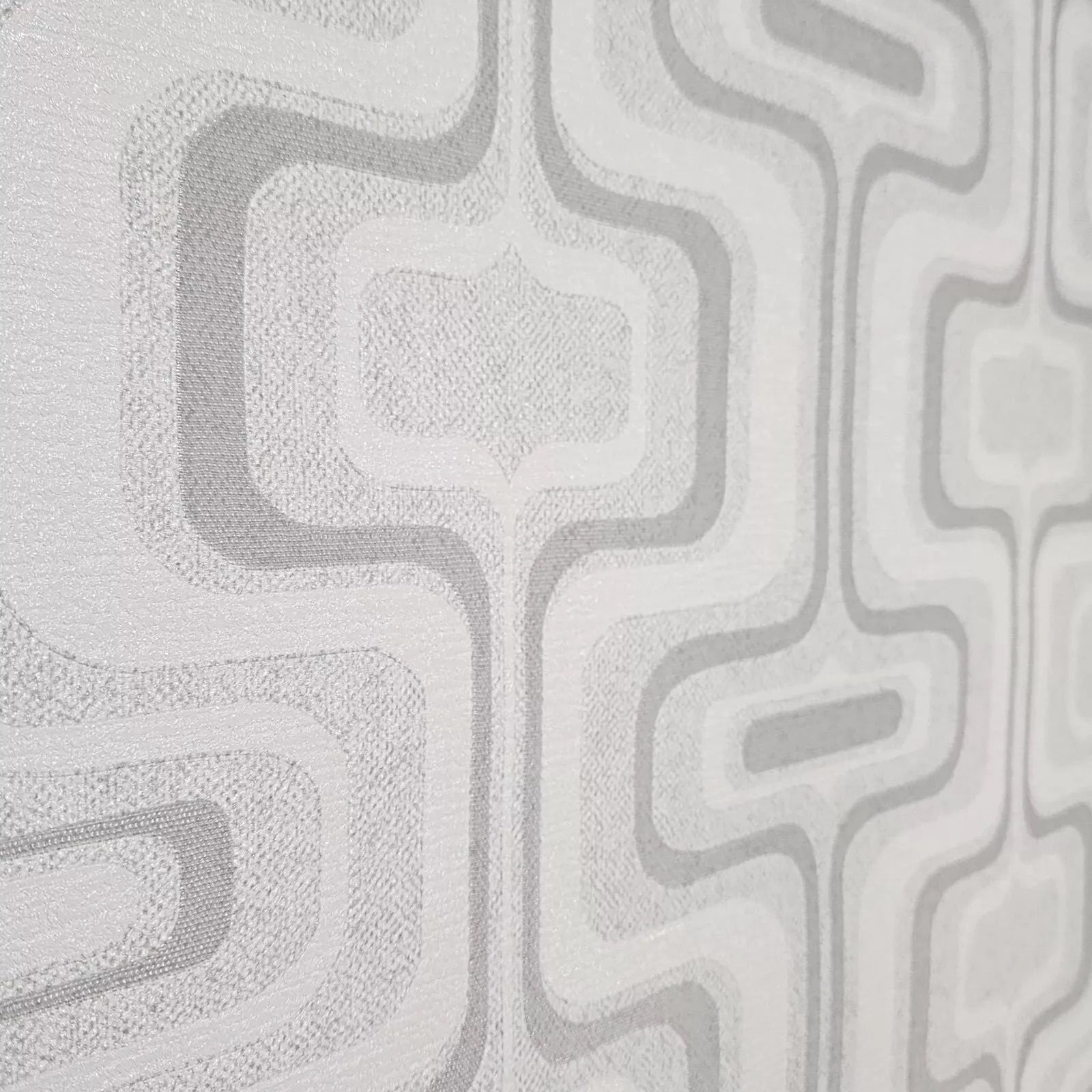 Z77522 Retro geo Wallpaper light gray off white faux fabric