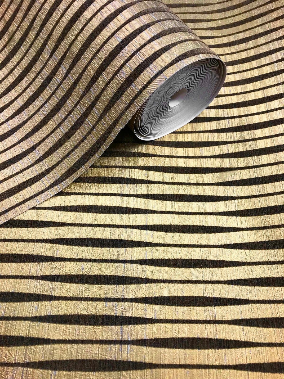 caoliページ 165022 Flock Gold Brown Stripes textured Wallpaper – wallcoveringsmart